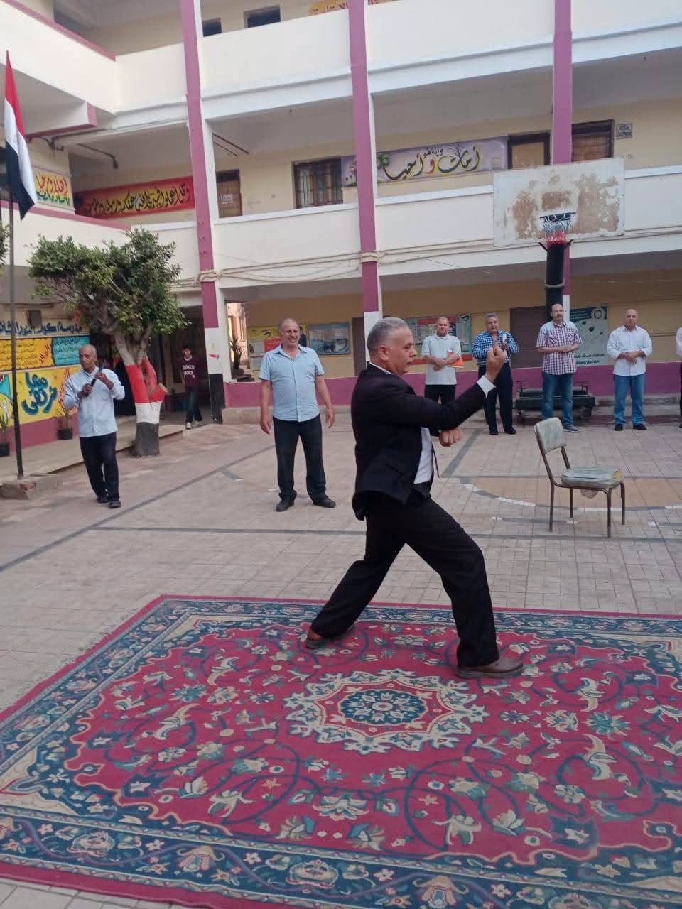 حماس من أول دقيقة في طابور الصباح.. مدير مدرسة كوم النور الثانوية يُشعل الأجواء بمهارات الفنون القتالية احتفالًا بنصر أكتوبر
